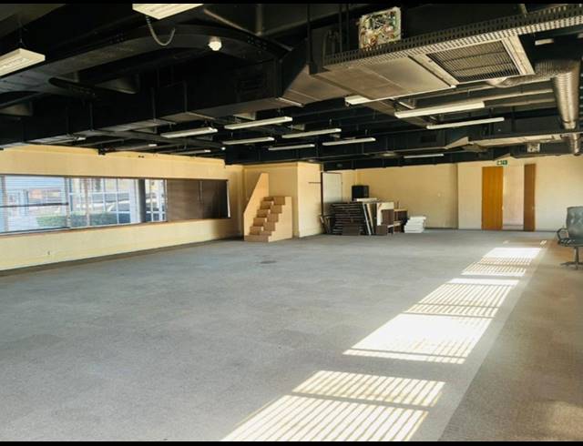 5,968M² BUSINESS CENTRE FOR SALE IN SUNNINGHILL